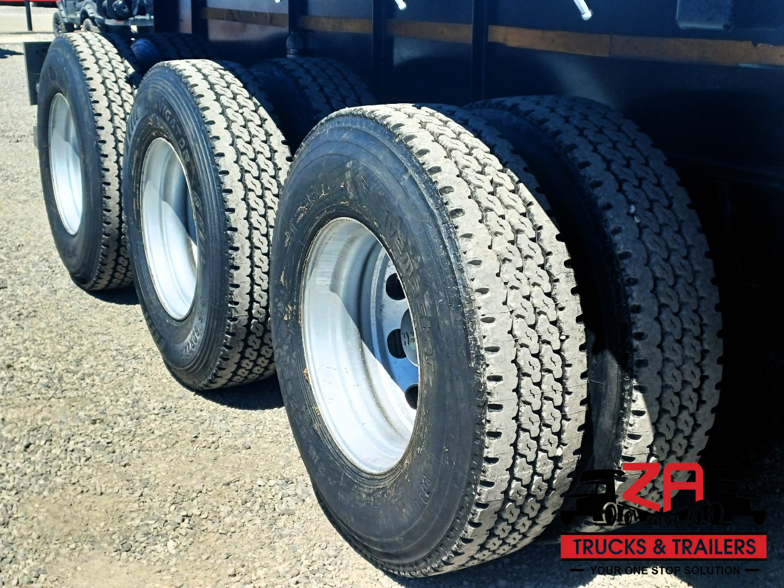 2013 PARAMOUNT TRI AXLE FLAT DECK TRAILER #53332